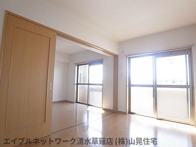 居室・リビング　コンパクトで使いやすい洋室です