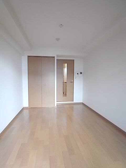 居室・リビング　フローリング　採光も良好