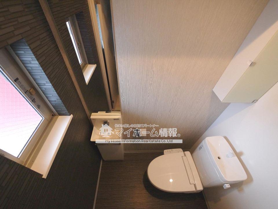 トイレ　手洗い場、小窓付きの広めのトイレ