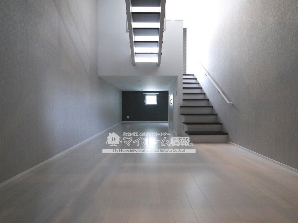 居室・リビング　5.2帖のアンダーロフト。何に使うかはあなた次第♪