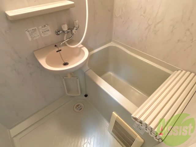 バス・シャワールーム　バスルームは狭すぎず、シャワーも浴びやすそうです。