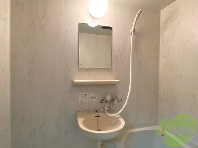 洗面設備　洗面台。朝の身支度はここでばっちり決めましょう。