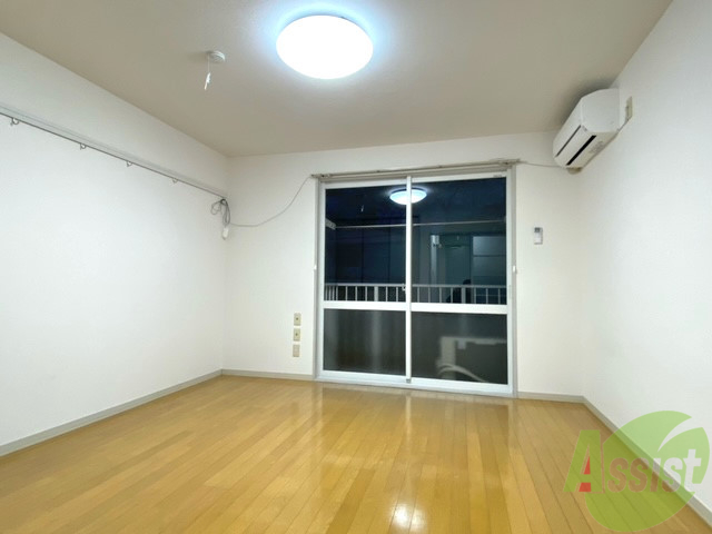 居室・リビング　８帖の洋室です。広々として、きれいですね。