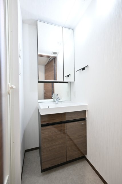 洗面設備　独立洗面台で身支度をすべて済ませてしまいましょう