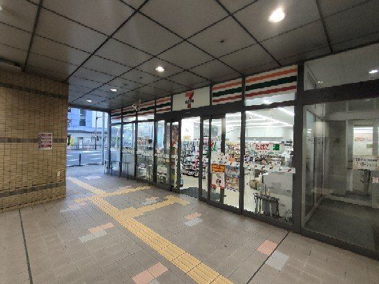 コンビニ　セブン-イレブン黒崎コムシティ店（コンビニ）まで700m