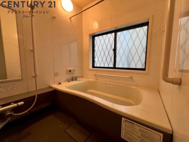 バス・シャワールーム　お風呂の中に窓があって、換気ができて、快適！