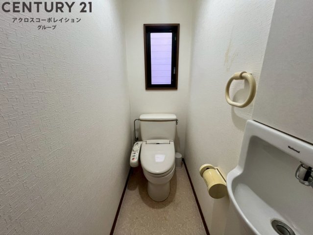 トイレ　トイレの中に窓があり、シンプルなデザインでお掃除もしやすい！