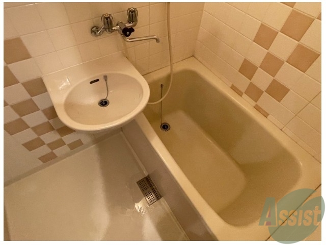 バス・シャワールーム　お風呂はゆったり浸かれる広さです。疲れが取れそうです。