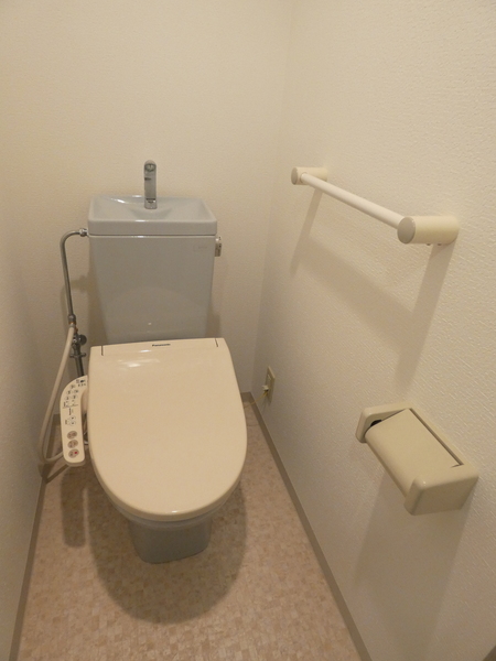 トイレ　温水洗浄便座