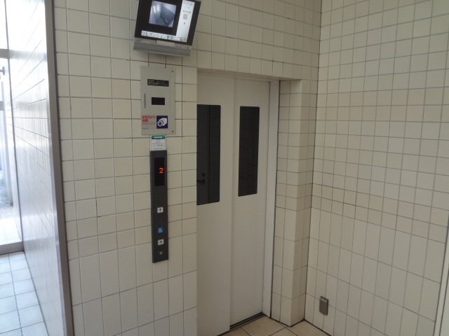 ロビー　外からもモニターでＥＶ内が確認できます