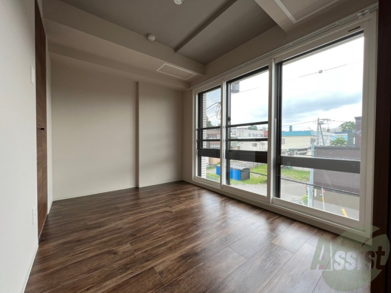 その他部屋・スペース　寝室はこちらです。光が差し込む、温かみのあるお部屋です。