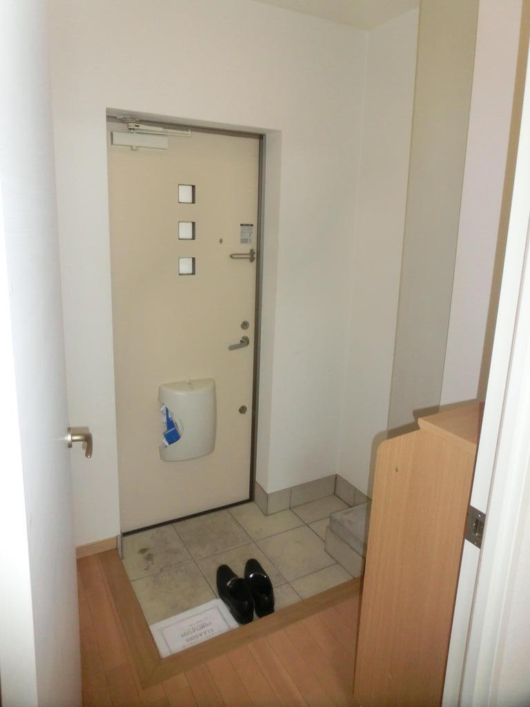 玄関　下駄箱完備