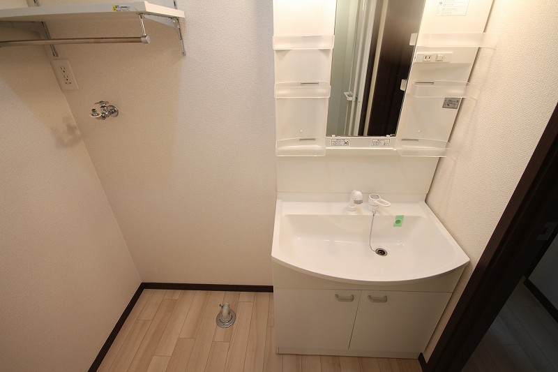 洗面設備　明るい洗面所です