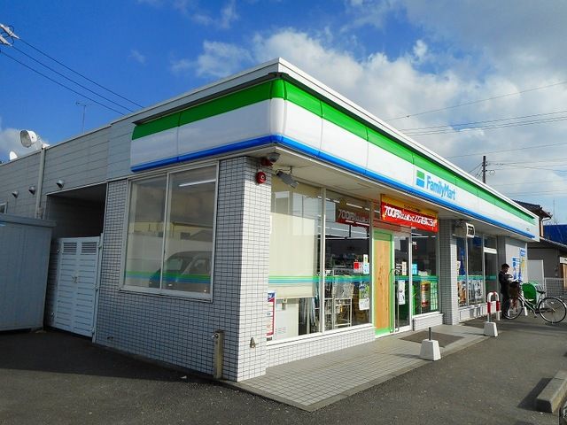 コンビニ　ファミリーマート小笠赤土店（コンビニ）まで550m