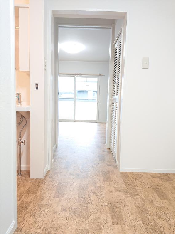 その他部屋・スペース　キッチンからリビングを見たところ。