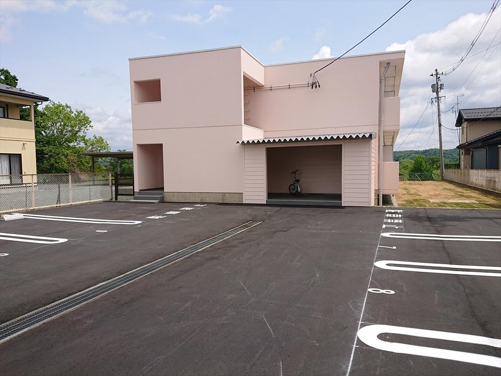 駐車場　ゆったりとした駐車場です。