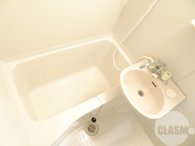 バス・シャワールーム　キレイにリフォームされています♪