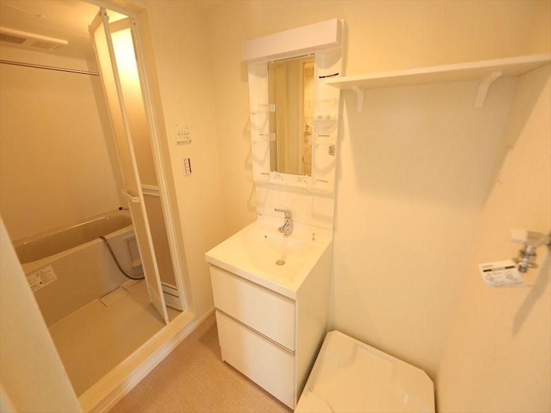 洗面設備　脱衣所　独立洗面台（シャンプードレッサー付）　同仕様写真