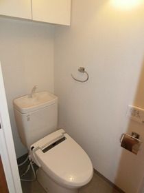 トイレ　収納棚付