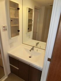 洗面設備　鏡の大きな洗面台