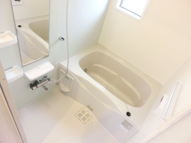 バス・シャワールーム　清潔感のあるバスルームです。