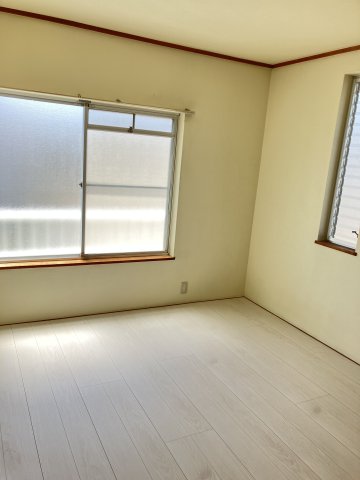 居室・リビング　退去前につき、前回募集時のお写真です。