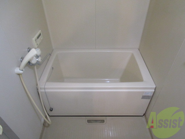 バス・シャワールーム　大きめの浴槽で一日の疲れを癒やしてください。