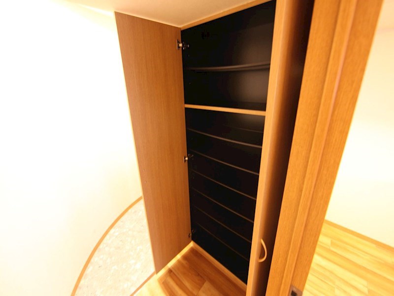 玄関　玄関　シューズボックス付（収納充実してます）