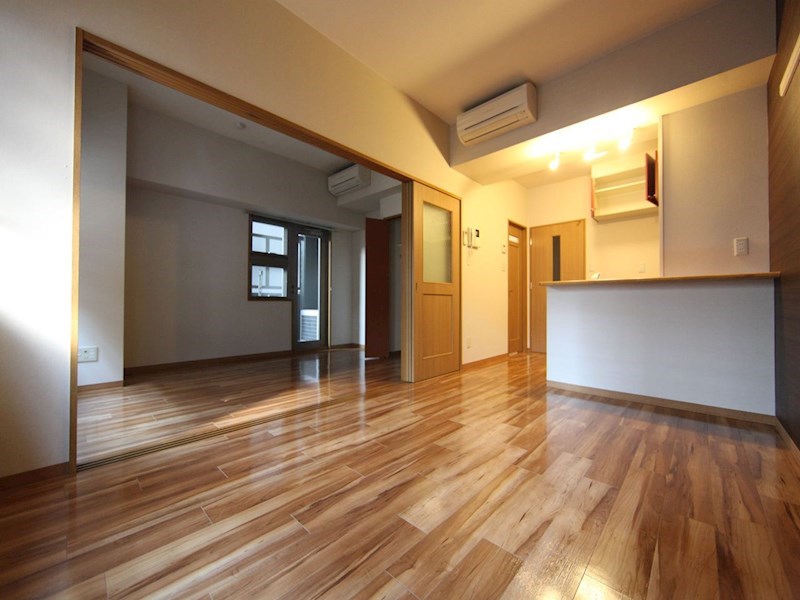 居室・リビング　ＬＤＫ10.4帖　洋室7.1帖　つなげても仕切っても使えます