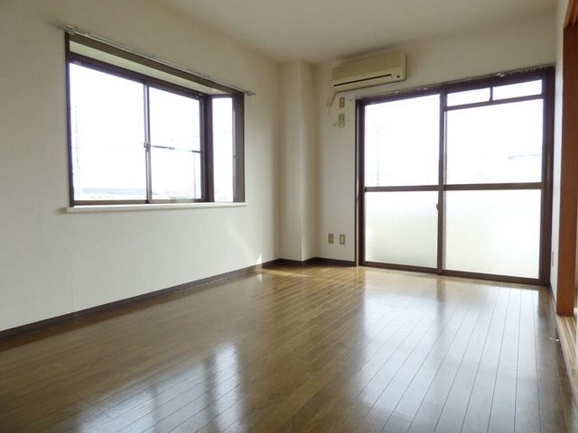 居室・リビング　☆明るい洋室☆