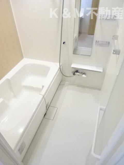 バス・シャワールーム　コンパクトで使いやすいお風呂です