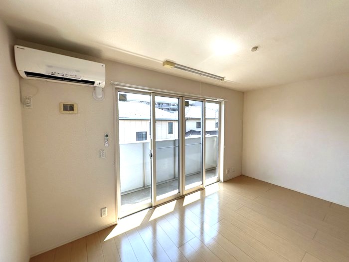 居室・リビング　南西向きリビングダイニングキッチン13帖☆バルコニーに繋がる