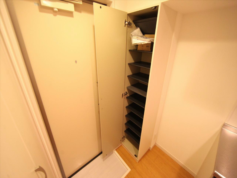 玄関　玄関　シューズボックス付（収納充実してます）