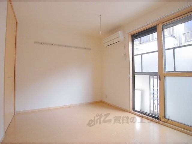 居室・リビング　白を基調に落ち着いたお部屋