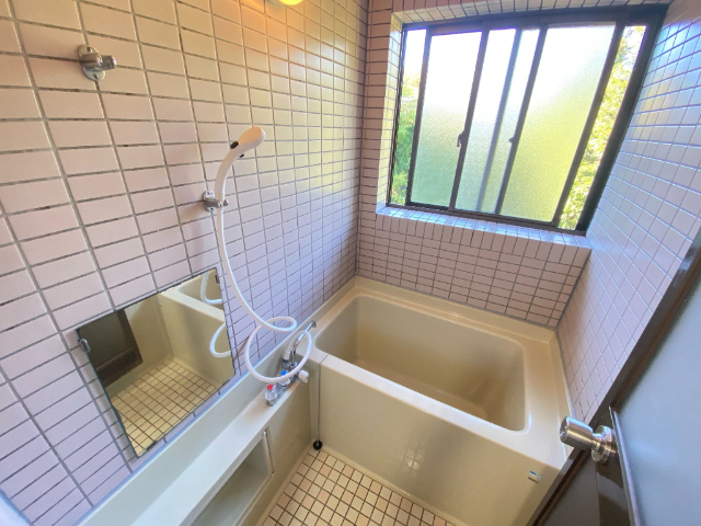 バス・シャワールーム　窓付きの浴室です