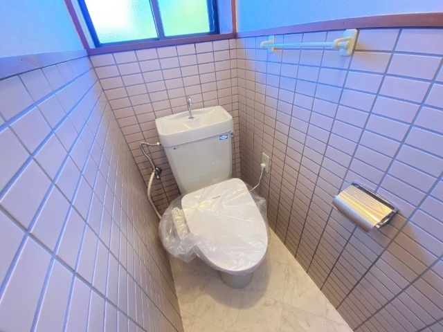 トイレ　温水洗浄便座です