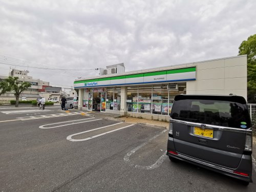 コンビニ　ファミリーマート 狭山市役所前店（コンビニ）まで64m