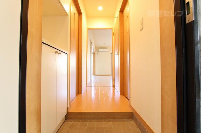 玄関　明るい玄関です。（１０１号室内装写真）