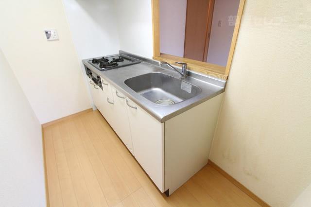 キッチン　３口コンロのついたシステムキッチンです。（１０１号室内装写真