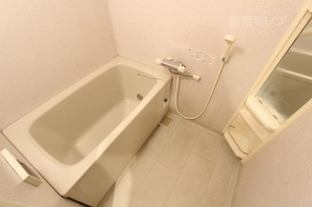 バス・シャワールーム　追い焚きのできるお風呂です。（１０１号室内装写真）