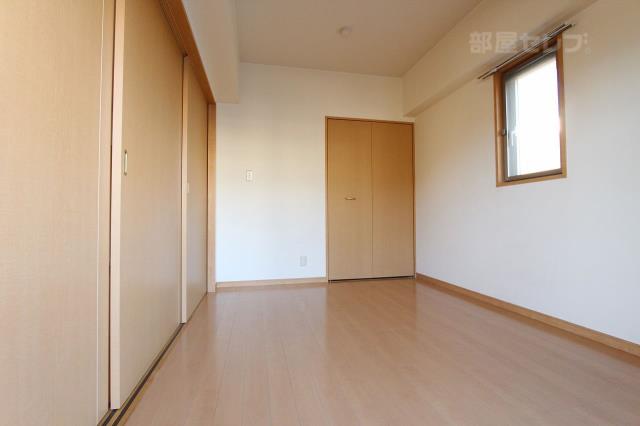 その他部屋・スペース　小窓もあって風通しの良いお部屋。（１０１号室内装写真）