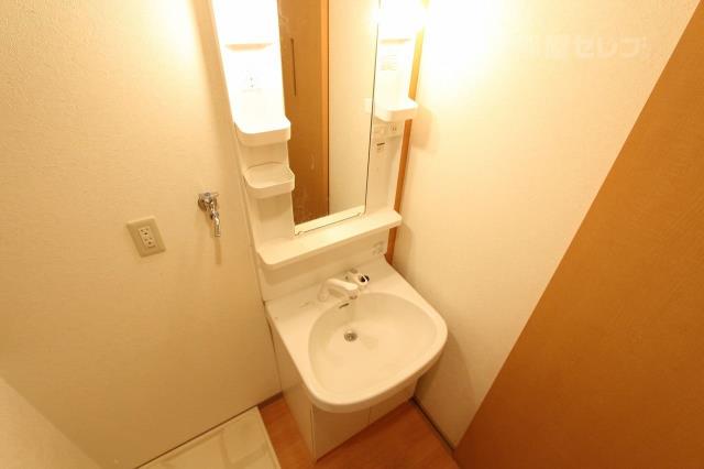 洗面設備　ここで洗髪もできちゃいます。（１０１号室内装写真）