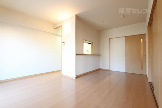 居室・リビング　広々としたリビングでゆったりした生活を。（１０１号室内装写真