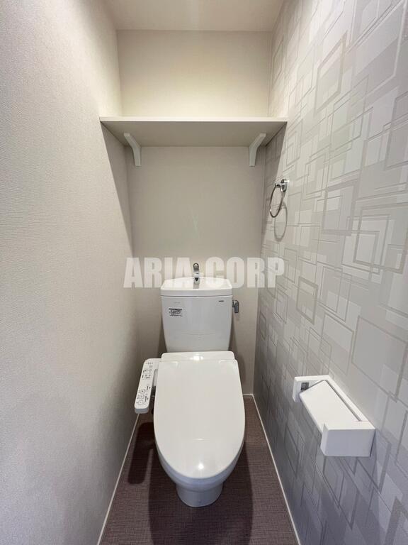 トイレ　ウォシュレット付きWC。上部には便利な棚がございます！