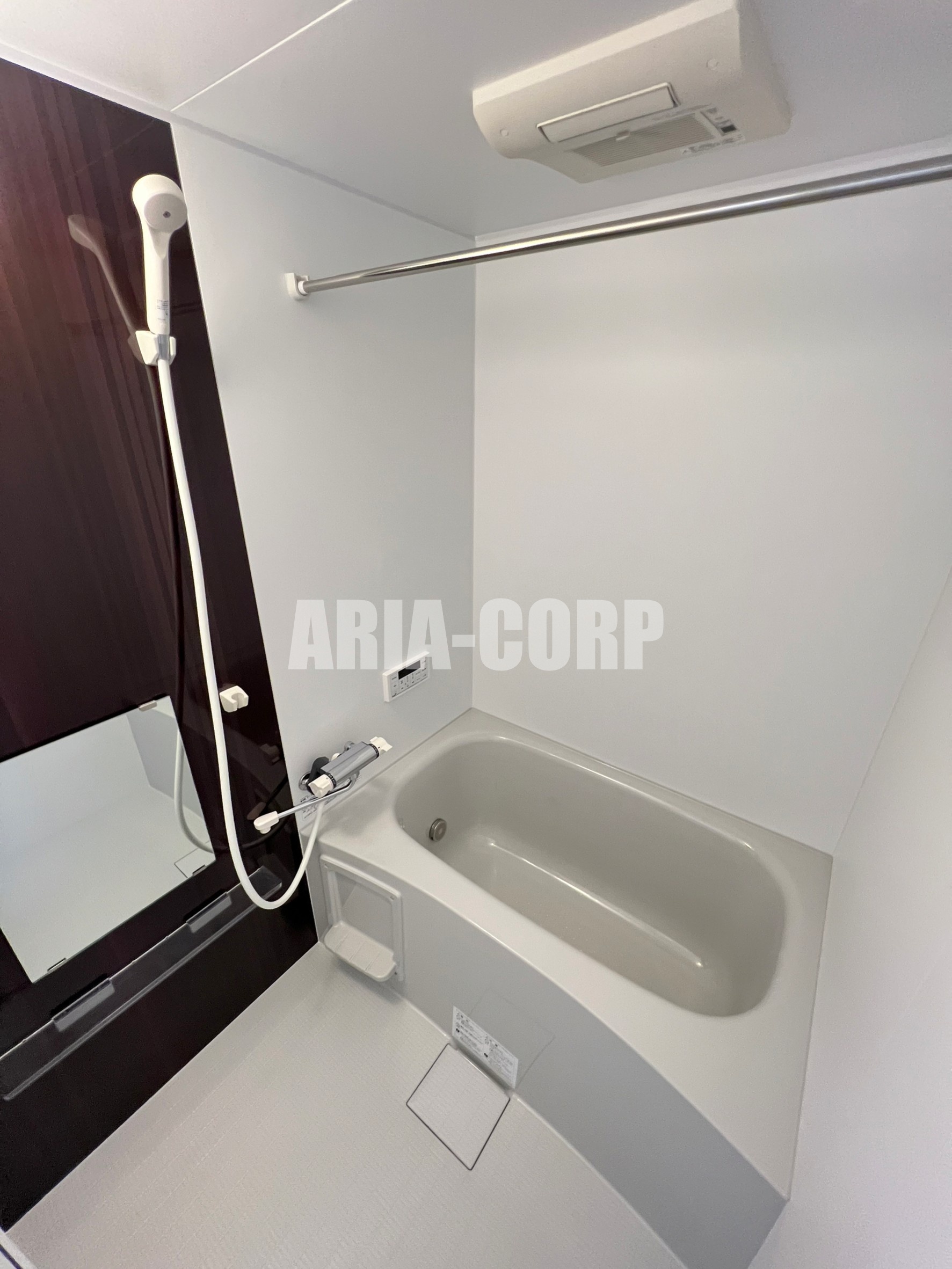 バス・シャワールーム　追焚き浴室乾燥付。カラーパネル採用でお洒落なバスルームです。