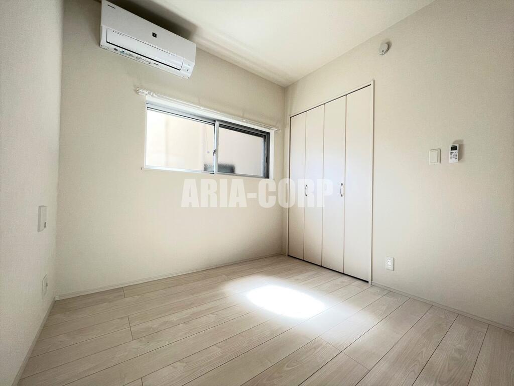 その他部屋・スペース　寝室。角部屋で窓も大きく明るいお部屋です！