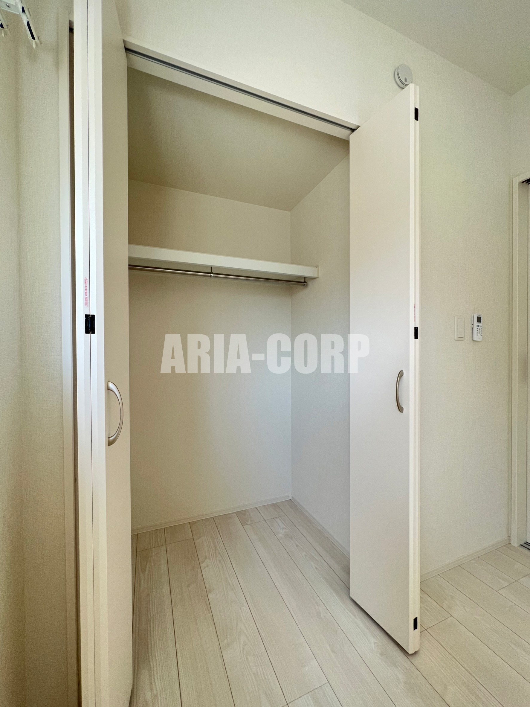 収納　奥行き十分のクローゼット。上部には便利な棚がございます！