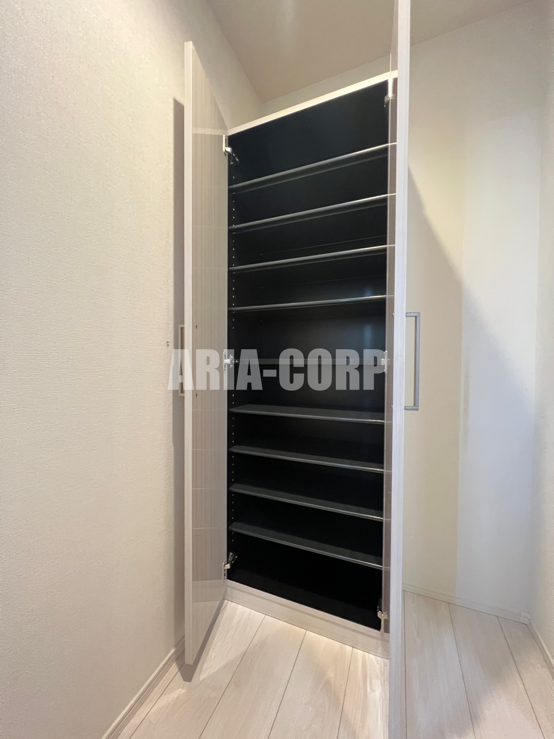 玄関　大型シューズBOX完備です！嬉しい姿見付き♪