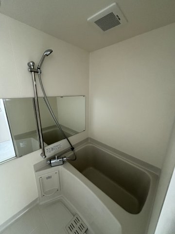 バス・シャワールーム　※写真は208号室です。 キッチン・床等色味等異なります。※