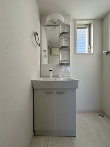 洗面設備　※写真は208号室です。 キッチン・床等色味等異なります。※